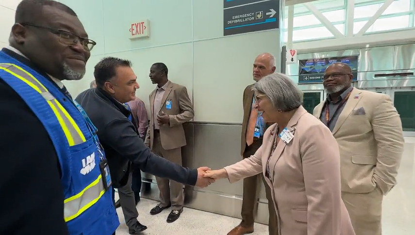Daniella Levine-Cava, alcaldes de Miami-Dade, visita la Estación 1 de MIA. 