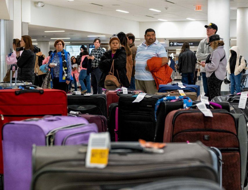 Las cancelaciones de miles de vuelos por la fuerte tormenta invernal en Estados Unidos, antes y durante la Navidad, dejaron a decenas de miles de viajeros varados en aeropuertos.