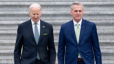 El mandatario Joe Biden junto al presidente de la Cámara de Representantes, Kevin McCarthy.&nbsp;