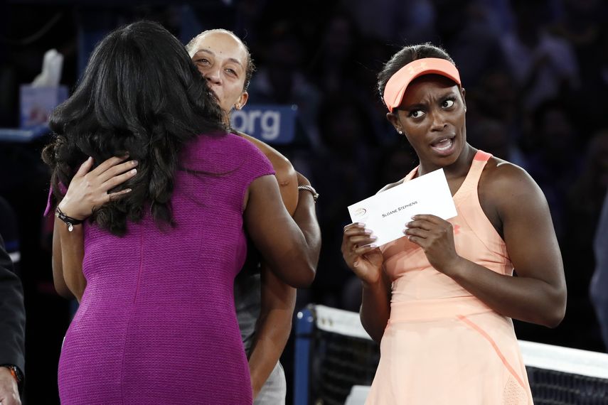 En esta foto del 9 de septiembre de 2017, Sloane Stephens reacciona tras recibir su cheque de campeona del Abierto de Estados Unidos tras vencer a Madison Keys en la final.&nbsp;