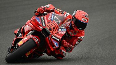 El piloto español de Ducati Lenovo, Marc Márquez, compite durante la sesión de clasificación del Gran Premio de Argentina de Moto GP en el circuito de Termas de Río Hondo en Santiago del Estero, Argentina, el 15 de marzo de 2025.&nbsp;