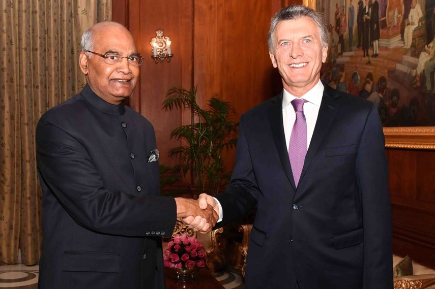 El presidente de la India, Ram Nath Kovind, estrecha la mano de su homólogo argentino, Mauricio Macri&nbsp;