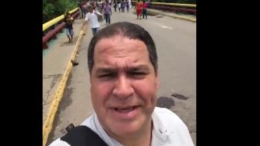 El di`putado Luis Florido se grabó en el momento cuando estaba cruzando la frontera por Colombia a pie.&nbsp;