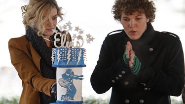En esta fotograf&iacute;a de archivo del 8 de enero de 2010, Riley Keough, de 21 a&ntilde;os, corta su pastel de cumplea&ntilde;os mientras su hermano Benjamin, de 18, se calienta las manos mientras participan en una ceremonia para conmemorar el 75 cumplea&ntilde;os de Elvis Presley en Memphis, Tennessee.&nbsp;