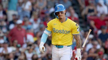 Jarren Durán, de los Medias Rojas de Boston, reacciona después de poncharse durante la tercera entrada de un juego de béisbol contra los Astros de Houston, el sábado 10 de agosto de 2024, en Boston.