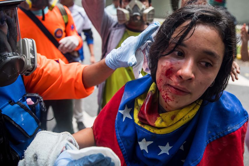 Los estudiantes intentaron mediar con las autoridades para que los dejaran avanzar, pero tras una hora de discusión comenzaron los gases lacrimógenos.