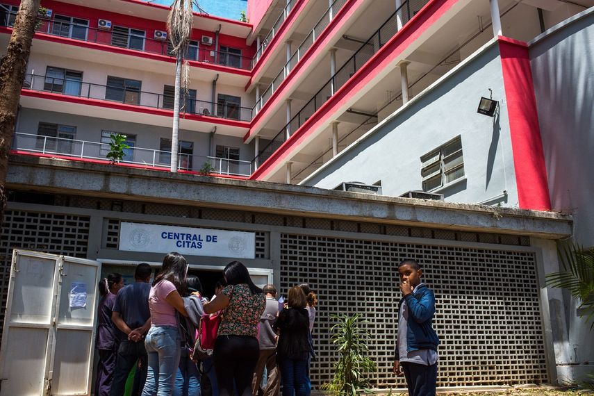 Pacientes hacen fila para programar una cita médica en el Hospital Universitario de Caracas. La salud pública es uno de los sectores más afectados por la&nbsp;emergencia humanitaria compleja que vive el país.