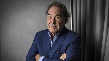 Oliver Stone posa con motivo del estreno de JFK Revisited: Through the Looking Glass en el Festival de Cine de Cannes, en el sur de Francia, el domingo 11 de julio de 2021.