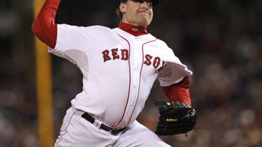En esta foto del 25 de octubre de 2017, Curt Schilling de los Medias Rojas de Boston lanza ante los Rockies de Colorado en el segundo juego de la Serie Mundial en el Fenway Park de Boston