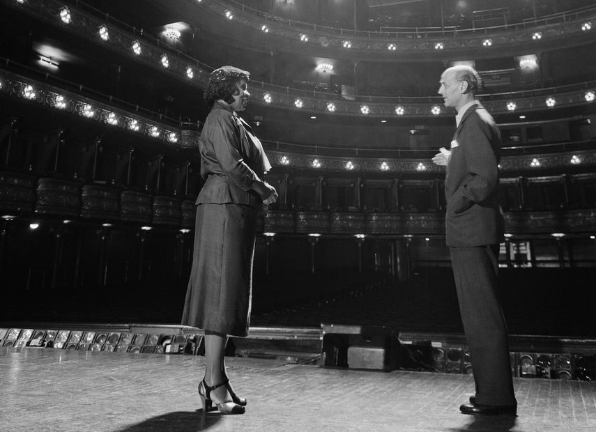 La contralto estadounidense Marian Anderson en la Ópera Metropolitana con el gerente general Rudolf Bing en Nueva York el 7 de octubre de 1954.