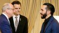El presidente salvadoreño Nayib Bukele saluda a los congresitas Dan Bishop y Matt Gaetz.