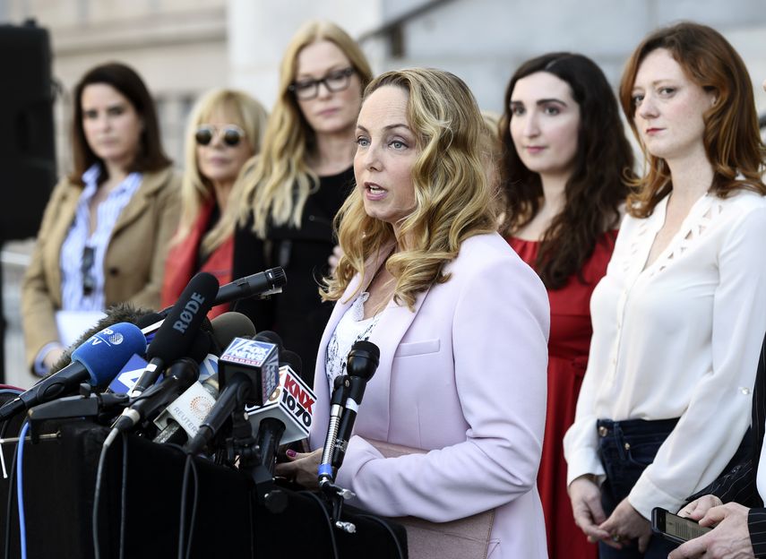 La actriz y una de las activistas del movimiento #MeToo Louisette Geiss habla en una conferencia de prensa con Silence Breakers, un grupo de mujeres que han hablado acerca de la conducta sexual inapropiada del productor de Hollywood Harvey Weinstein en el ayuntamiento de Los Ángeles el 25 de febrero de 2020.