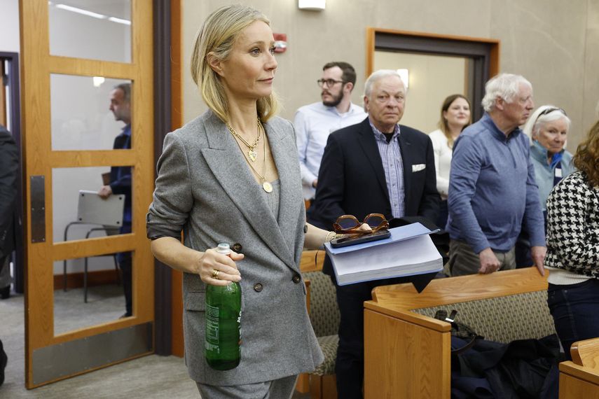 Gwyneth Paltrow llega a la corte el 23 de marzo de 2023 en Park City, Utah. Paltrow está acusada de lesionar al esquiador Terry Sanderson, de 76 años, dejándolo con las costillas rotas y daño cerebral duradero. Testifica doctora en demanda contra Paltrow.