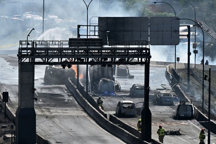 Bomberos trabajan para extinguir un incendio tras la explosión de un camión de transporte de gas en Santiago el 19 de febrero de 2026. La explosión de un camión de transporte de gas mató al menos a cuatro personas y dejó 10 heridas en Santiago el 19 de febrero, informaron las autoridades.