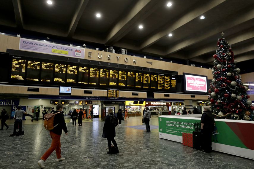 Personas esperan abordar trenes con destinos que incluyen las Tierras Medias, el norte de Inglaterra y Escocia en la estación de trenes Euston en Londres, el viernes 18 de diciembre de 2020.&nbsp;
