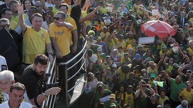 El expresidente brasileño (2019-2022), Jair Bolsonaro, saluda a sus simpatizantes durante una marcha para exigir amnistía para las personas condenadas por una fallida insurrección de derecha el 8 de enero de 2023 en Brasilia, Brasil, el 7 de mayo de 2025. Cientos de simpatizantes del exlíder quien busca un regreso al poder, participaron en la marcha en el lugar donde se produjo el asalto a las sedes del poder en Brasilia en enero de 2023, en lo que se describió como una protesta pacífica. 