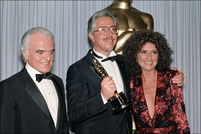 Jack Valenti (izquierda), presidente de la Motion Picture Association of America, posa junto al director argentino Luis Puenzo y la actriz Norma Aleandro después de que Puenzo ganara un Oscar a la Mejor Película Extranjera por Historia Oficial en la 58ª entrega anual de los Premios de la Academia en el Music Center el 24 de marzo de 1986.