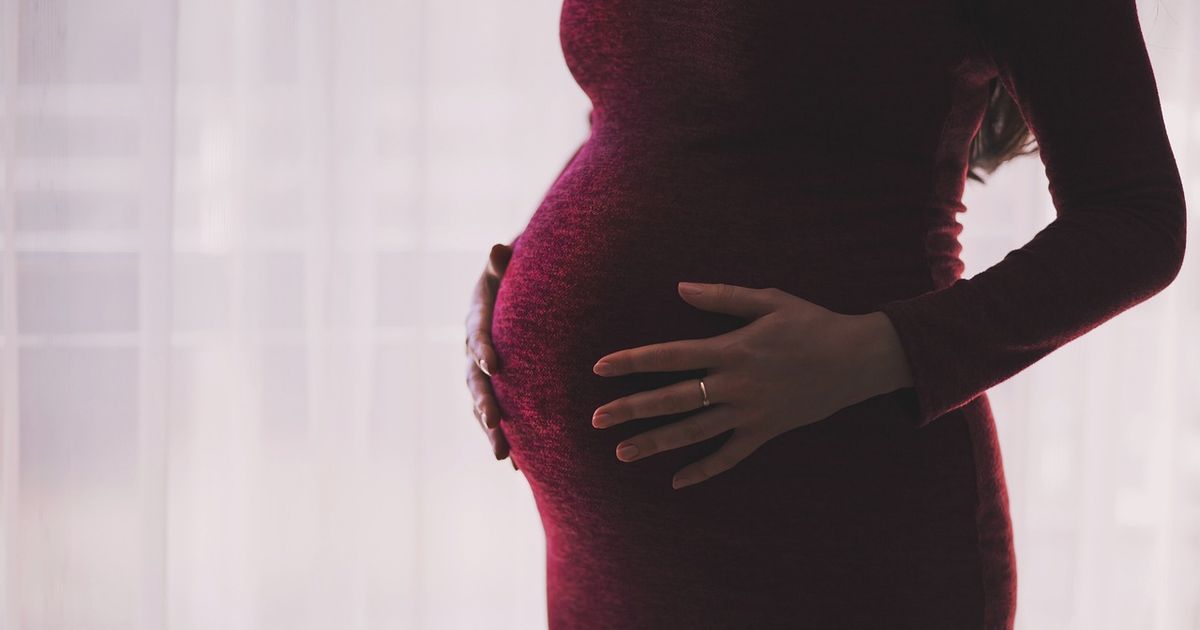 Estados Unidos anuncia restricción de visas para mujeres que planean viajar a dar a luz en el país