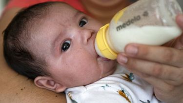 Una madre alimenta con leche de fórmula a su bebé José Ismael Gálvez, de dos meses, en su apartamento en Laurel, Maryland. &nbsp;