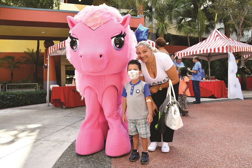 El pequeño Víctor Manuel y su acompañante posan junto a Pinkie Pie.&nbsp;