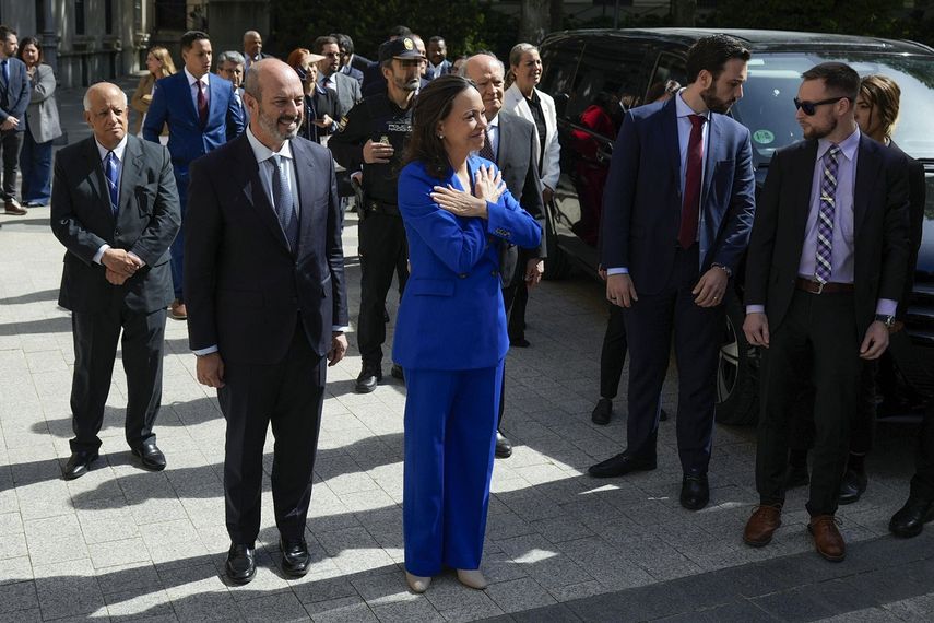 El presidente del Senado, Pedro Rollán (2i) recibe este lunes a la líder opositora venezolana y Nobel de la Paz María Corina Machado (c-d) en el Senado en Madrid.&nbsp;&nbsp;