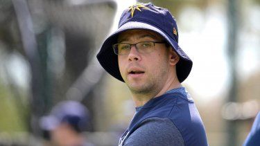 El gerente general de los Tampa Bay Rays, Peter Bendix, observa durante la práctica en el campamento de béisbol de entrenamiento de primavera, el lunes 20 de febrero de 2023, en Kissimmee, Florida. Los Miami Marlins están contratando al gerente general de Tampa Bay, Peter Bendix, para dirigir su departamento de operaciones de béisbol, una persona con conocimiento de la decisión, dijo el domingo 5 de noviembre por la noche.