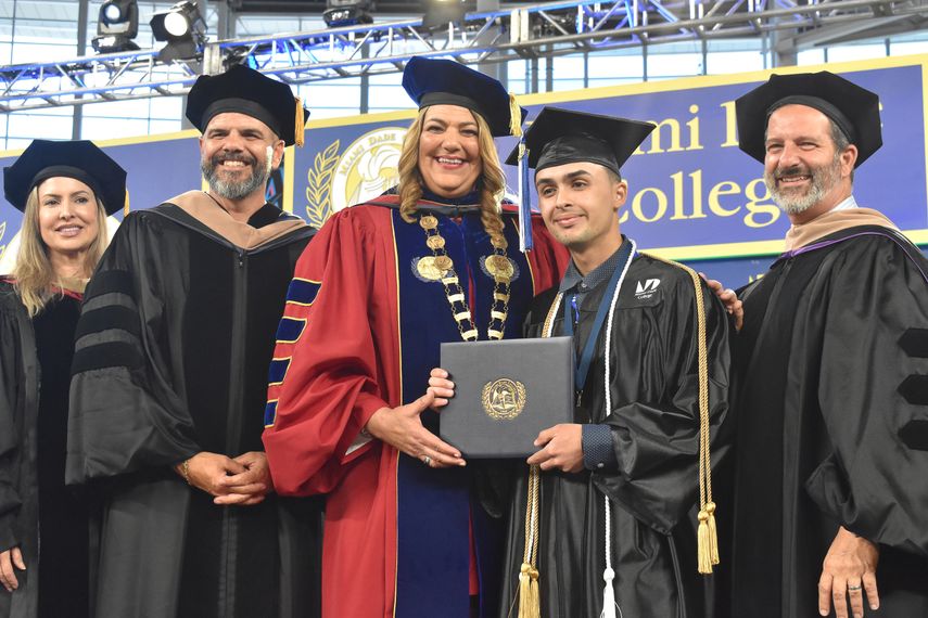 Estudiante graduado del Miami-Dade College, junto a la presidenta de la institución Madeline Pumariega.&nbsp;