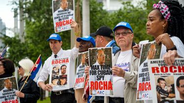 Exiliados cubanos frente a la corte federal en Miami