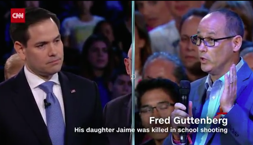 Fred Guttenberg, cuya hija Jaime fue asesinada, se dirigió con enojo al senador&nbsp;Marco Rubio, queriendo que el senador concordara en que los rifles semiautomáticos como el tipo&nbsp;AR-15 utilizados en el tiroteo eran el problema.