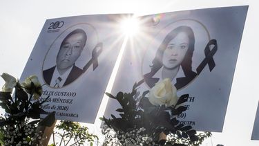 Las im&aacute;genes de los 125 m&eacute;dicos que murieron durante la pandemia de COVID-19 en Per&uacute;, se muestran afuera del Colegio M&eacute;dico de Per&uacute; (CMP) en Lima el 13 de agosto de 2020. Per&uacute; es el tercer pa&iacute;s m&aacute;s afectado en Am&eacute;rica Latina, despu&eacute;s de Brasil y M&eacute;xico - por la pandemia de coronavirus con casi medio mill&oacute;n de casos y m&aacute;s de 21,500 muertes.