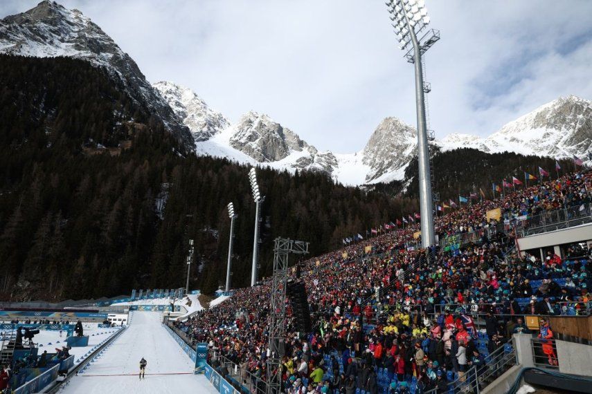 Un atleta cruza la meta en una competición de los Juegos Olímpicos de Invierno, el 13 de febrero de 2026.