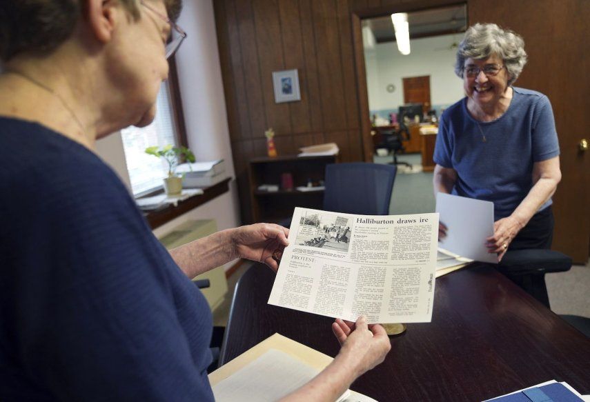 Las monjas Rose Marie Stallbaumer (i) y Barbara McCracken (d) examinan propuestas para resoluciones corporativas y artículos de prensa en el convento Mount St. Scholastica en Atchison, Kansas, el 16 de julio del 2024.