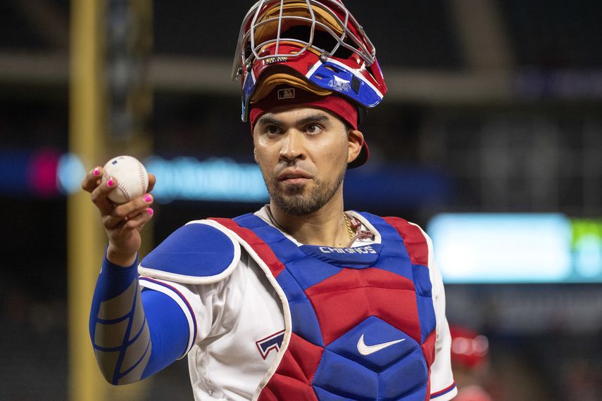 &nbsp;En esta foto del 16 de agosto de 2018, el receptor Robinson Chirinos de los Rangers de Texas ofrece darle una pelota a un aficionado durante un juego ante los Angelinos de Los Angeles en Arlington, Texas.&nbsp;