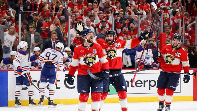 &nbsp;Sam Reinhart #13 de los Florida Panthers celebra con Aaron Ekblad #5 tras anotar su cuarto gol del partido contra los Edmonton Oilers