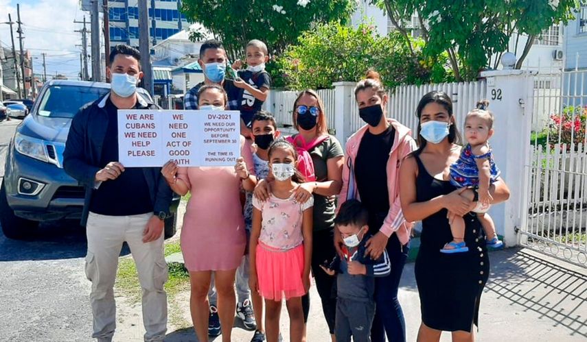 Lisandra Tejera, con lentes y tercera empezando por la derecha, con un grupo de ciudadanos cubanos frente a la embajada de EEUU en Georgetown, Guyana. En la imagen, Tejera y el resto de las familias protestan porque Estados Unidos no les concede una entrevista en la embajada a pesar de que ganaron la lotería de visas.