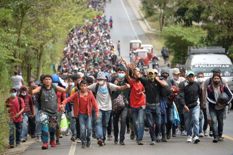 Miles de migrantes centroamericanos marchan hacia Estados Unidos.