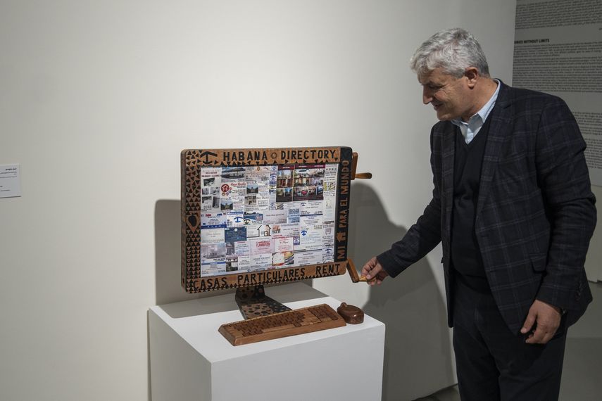 Abdelaziz El Idrissi, director del Museo Mohammed VI de Arte Moderno y Contemporáneo, interactúa con una instalación en una exposición de arte cubano, en Rabat, el lunes 1 de abril de 2024.