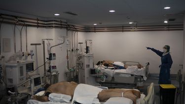 Una trabajadora de salud hace una se&ntilde;al con la mano mientras atiende a pacientes enfermos de COVID-19 en una biblioteca convertida en unidad de cuidados intensivos en el hospital Germans Trias i Pujol en Badalona, Barcelona, Espa&ntilde;a, el mi&eacute;rcoles 1 de abril de 2020