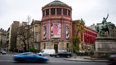 Autos pasan frente a la fachada del Museo de Artes Asiáticas Guimet, decorada por el artista chino Jiang Qiong Er, en el centro de París, el 27 de marzo de 2024.