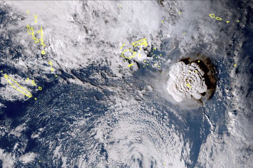 En esta imagen satelital, tomada por el satélite japonés Himawari-8 y distribuida por la agencia meteorológica del pais, se muestra la erupción de un volcán submarino cerca de Tonga, en el océano Pacífico, el 15 de enero de 2022.&nbsp;