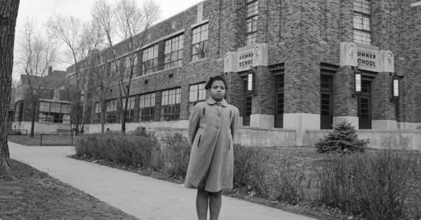 Nacida en Topeka, la capital de Kansas,&nbsp;Brown&nbsp;tenía 9 años cuando su padre, el reverendo Oliver&nbsp;Brown, trató de inscribirla en 1950 en la escuela pública primaria más cercana a la vivienda familiar.