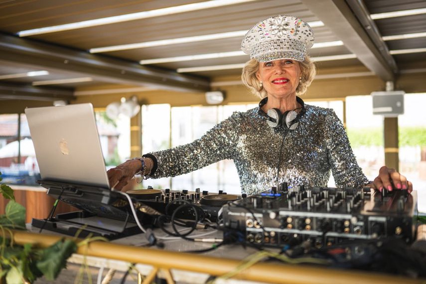 Madelein Mansson, de 81 años, también conocida como DJ Gloria, actúa en Josefina, un bar y club de verano al aire libre en Estocolmo, Suecia, el 18 de julio de 2025. &nbsp;