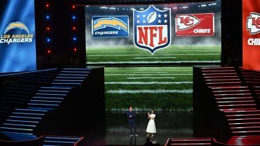 El comisionado de la NFL, Roger Goodell (izquierda), y la ejecutiva Mary Ellen Coe hablan en un escenario, el 14 de mayo de 2025.