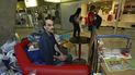 Merhan Karimi Nasseri sentado entre sus pertenencias en la Terminal 1 del aeropuerto Roissy Charles De Gaulle, en París el 11 de agosto de 2004. Nasseri fue el hombre que inspiró la película La Terminal de Steven Spielberg