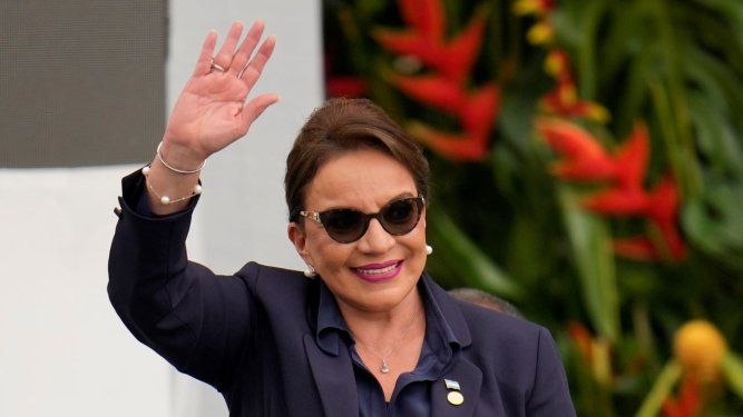 &nbsp;La presidenta hondureña Xiomara Castro saluda durante la ceremonia de juramentación del presidente colombiano Gustavo Petro, el 7 de agosto de 2022.