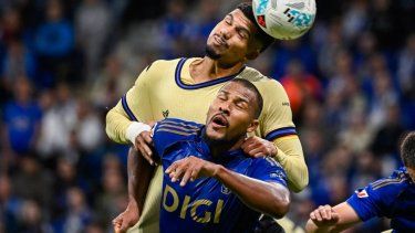 El uruguayo Ronald Araújo (arriba), del Barcelona, cabecea el balón por encima del venezolano Salomón Rondón, del Oviedo, durante un partido, el 25 de septiembre de 2025.