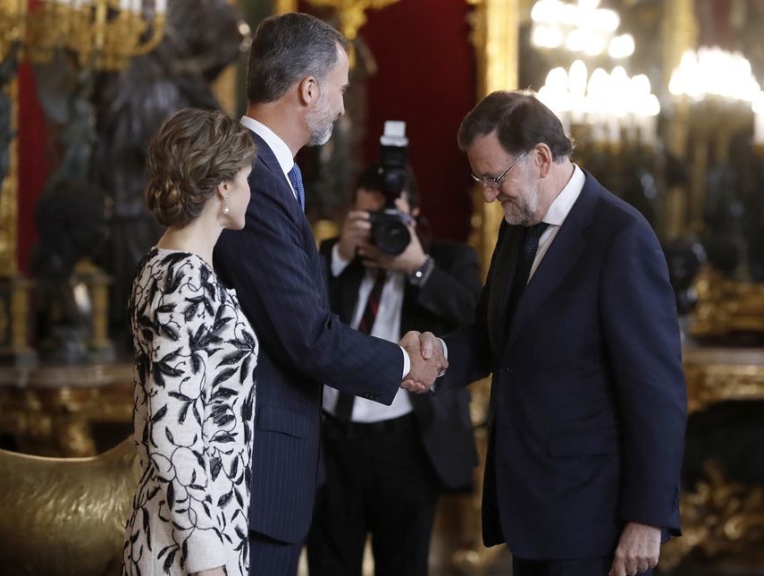 Los Reyes saludan al presidente del Gobierno en funciones, Mariano Rajoy, a su llegada a la tradicional recepción ofrecida con motivo del Día de la Fiesta Nacional