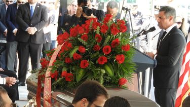 El alcalde Francis Suárez rinde homenaje al comisionado Manolo Reyes.&nbsp;