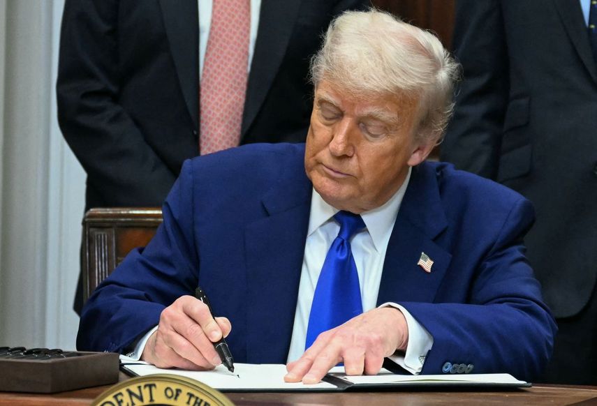 El presidente Donald J. Trump firmando una orden ejecutiva.