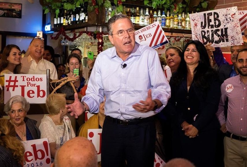 Jeb Bush dijo que no se retira de su aspiración de lograr la nominación de su partido, pero aún las encuestas lo mantienen en un lejano lugar en comparación con el lider de la contienda, Donald Trump (EFE)